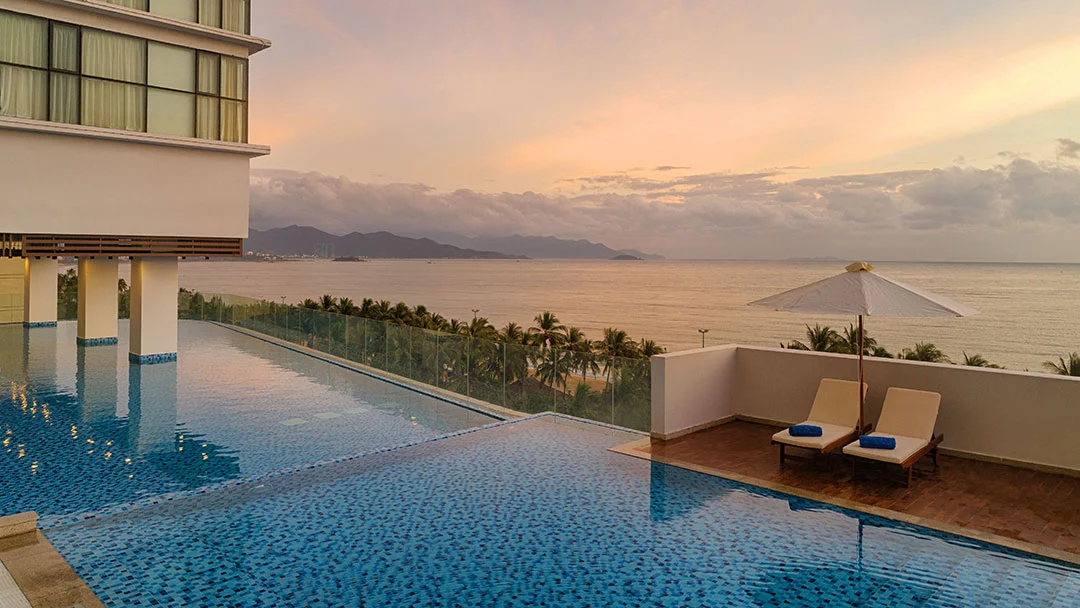 hồ bơi vô cực tại Vinpearl Beachfront Nha Trang
