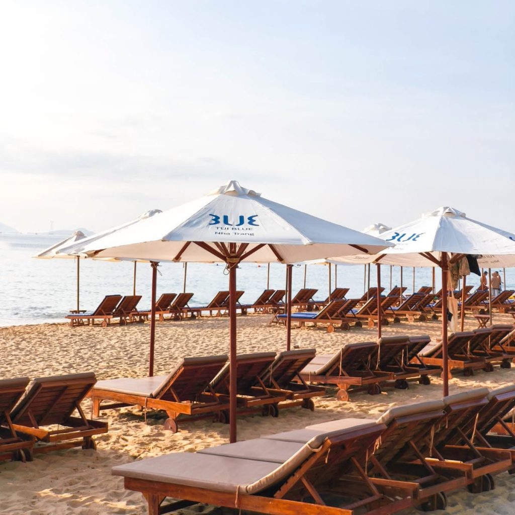 Khu vực bãi biển riêng tại TUI BLUE Nha Trang