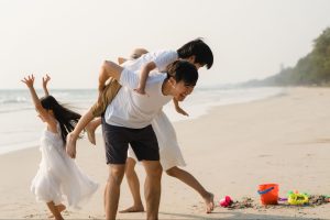 gia đình vui vẻ trong kỳ nghỉ biển