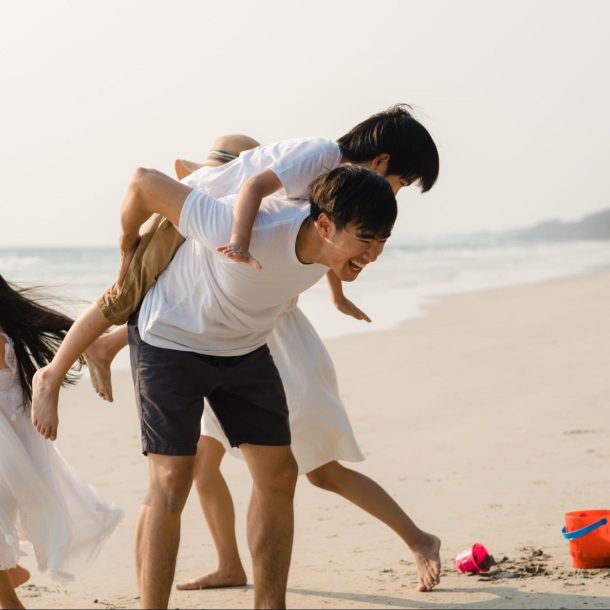 gia đình vui vẻ trong kỳ nghỉ biển