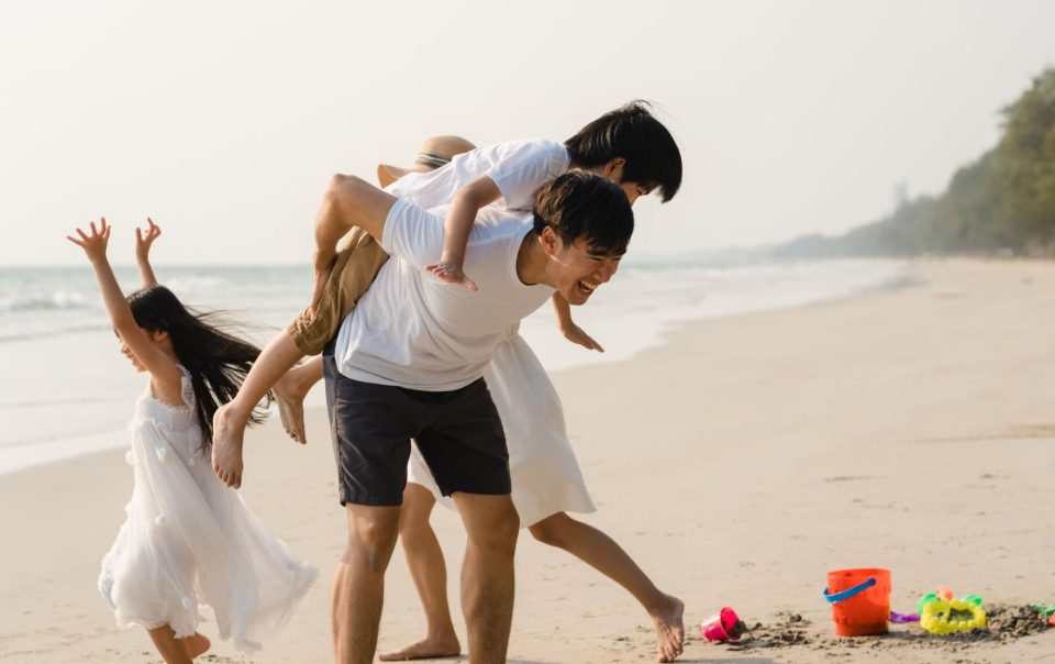 gia đình vui vẻ trong kỳ nghỉ biển