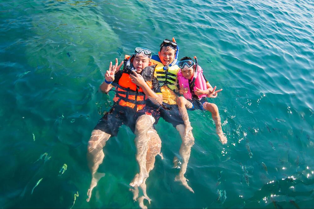 trẻ lặn ngắn san hô khi du lịch nha trang