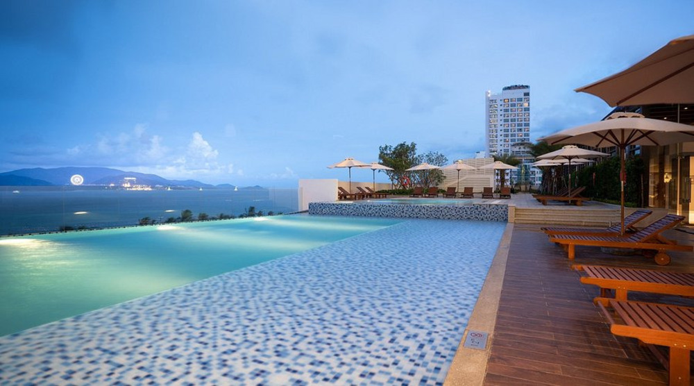 hồ bơi vô cực khách sạn Vinpearl Beachfront Nha Trang