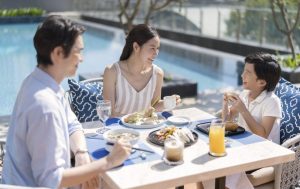 gia đình dùng bữa tại tui blue nha trang