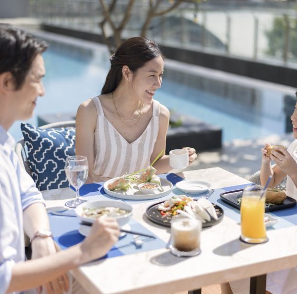 gia đình dùng bữa tại tui blue nha trang