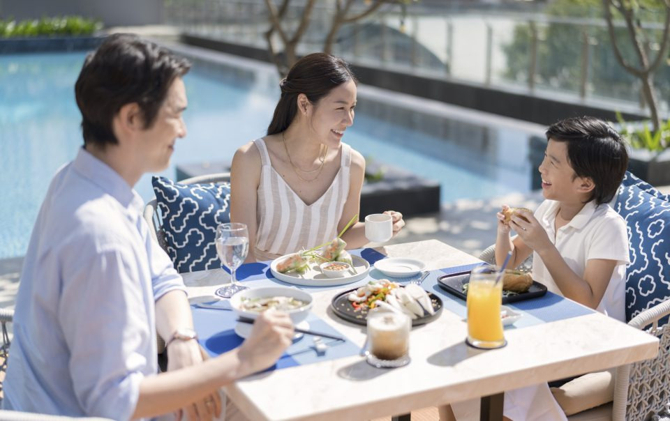 gia đình dùng bữa tại tui blue nha trang