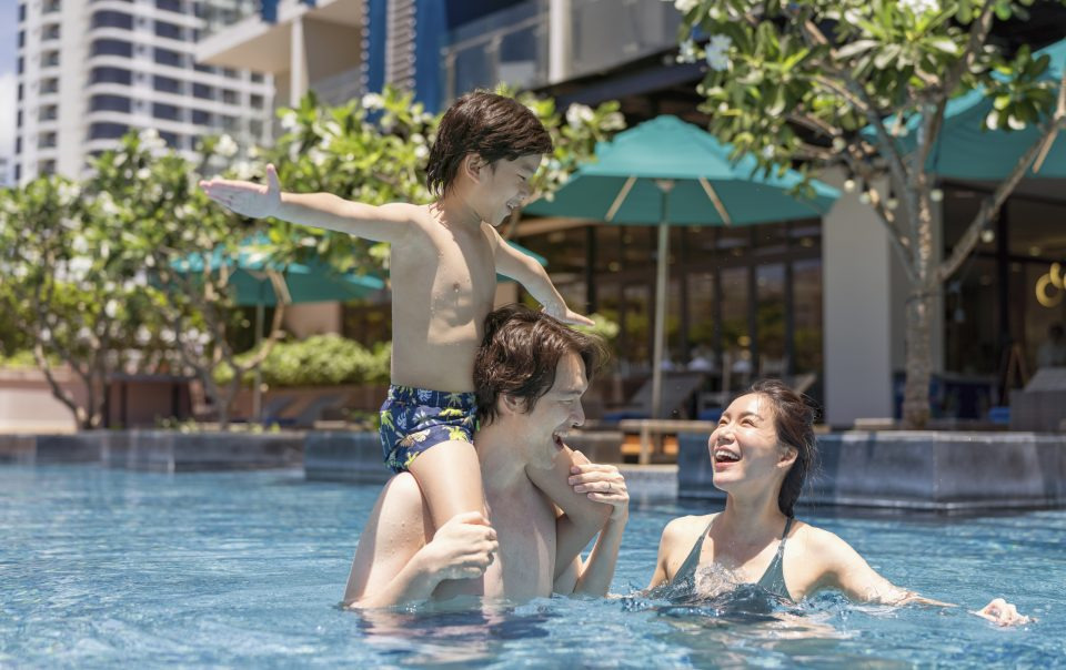 thư giãn tại hồ bơi tui blue nha trang